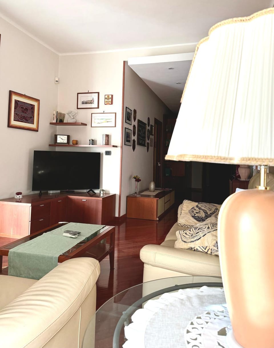 Communal lounge/ TV room, TV and multimedia, Living room, Seating area, Evening entertainment