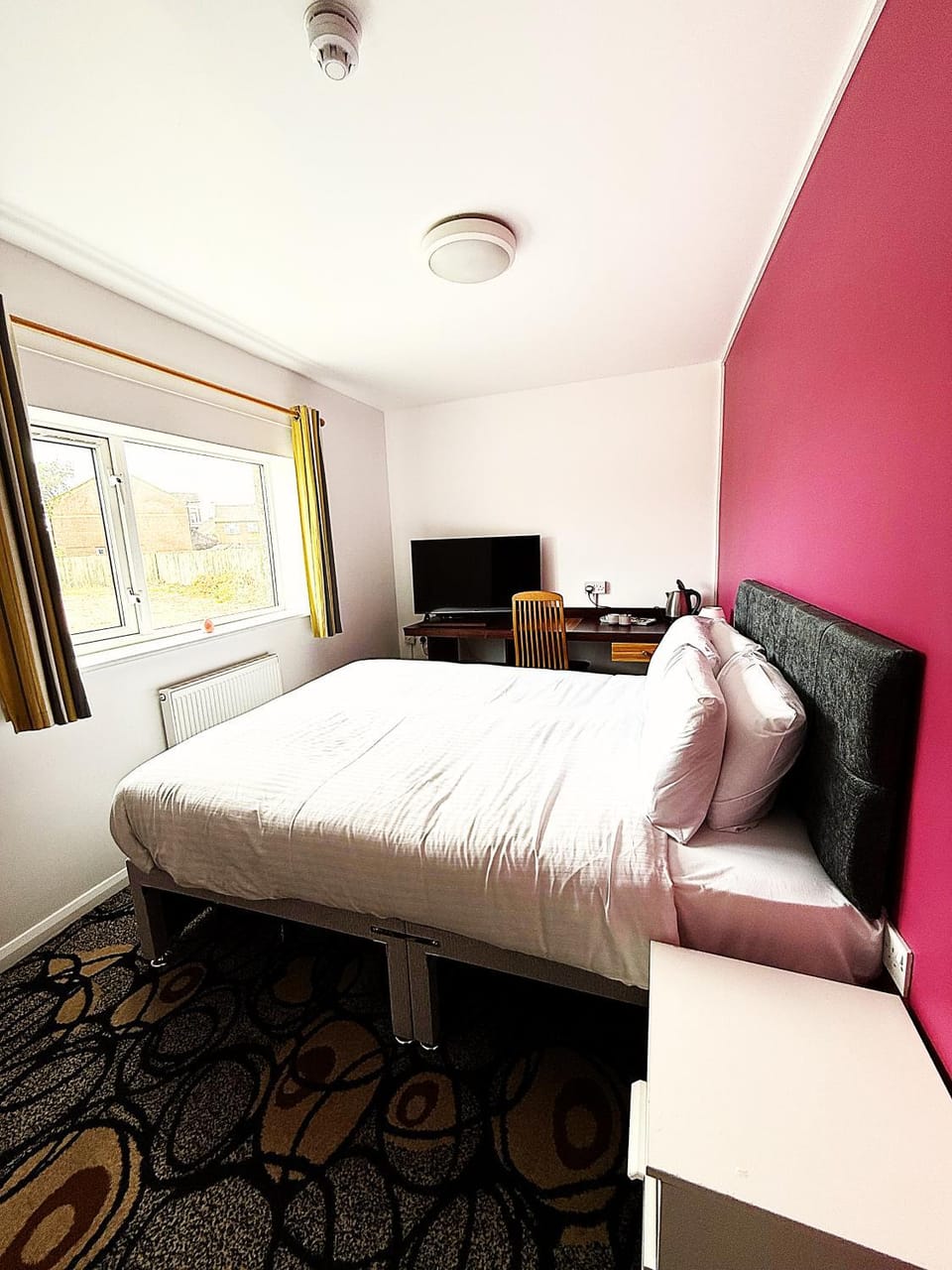 TV and multimedia, Photo of the whole room, Bedroom