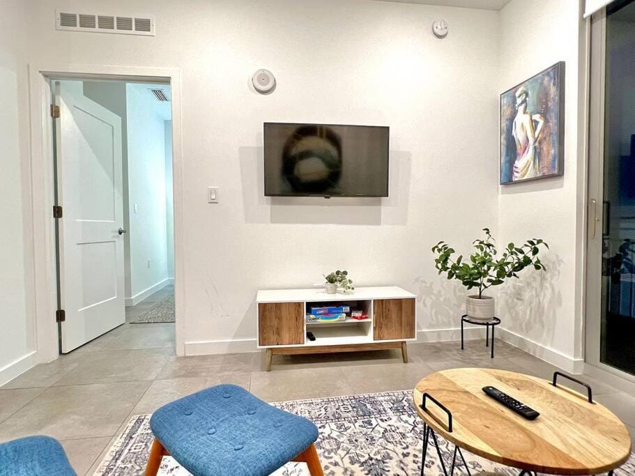 TV and multimedia, Living room, Evening entertainment
