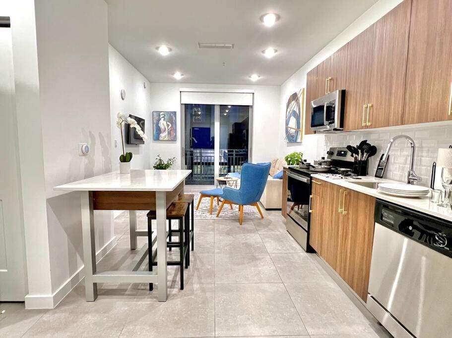 Coffee/tea facilities, Kitchen or kitchenette, Living room, Seating area, Dining area, dishwasher, oven, stove, toaster