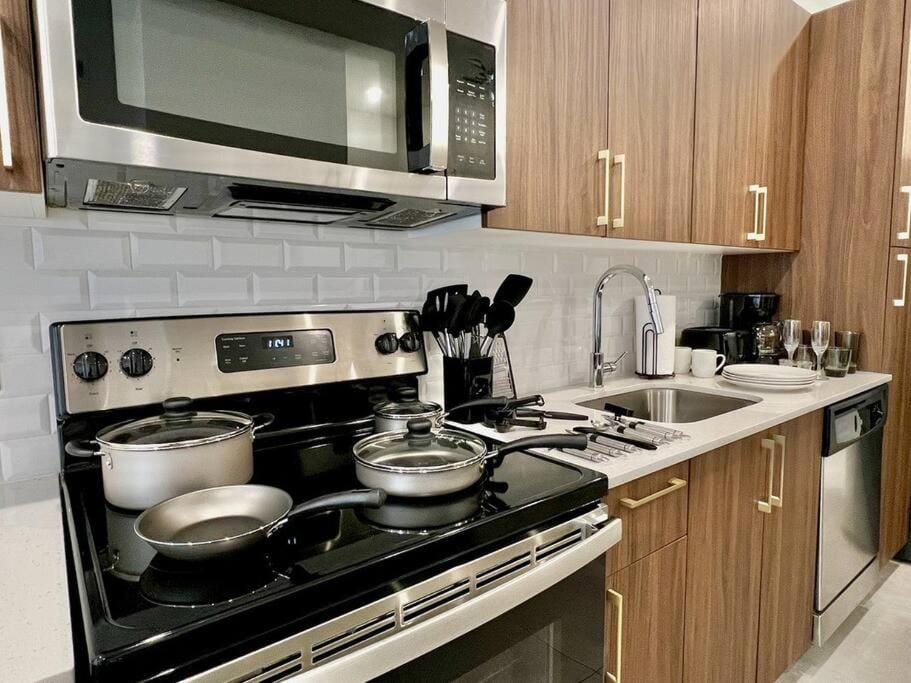 Coffee/tea facilities, Kitchen or kitchenette, dishwasher, stove, toaster
