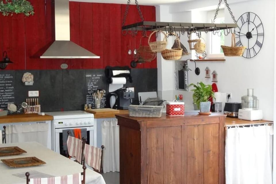 Coffee/tea facilities, Kitchen or kitchenette, dishwasher, stove, toaster