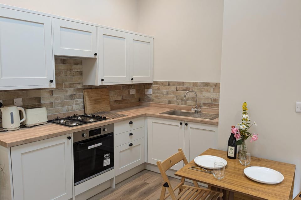 Coffee/tea facilities, Kitchen or kitchenette, Dining area, oven, pet friendly, stove, toaster