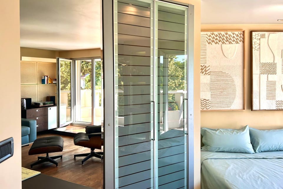 Bed, Living room, Seating area, Bedroom