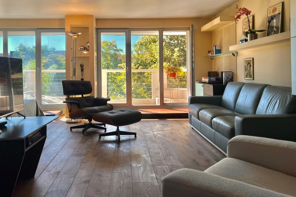 Communal lounge/ TV room, TV and multimedia, Living room, Seating area, Evening entertainment