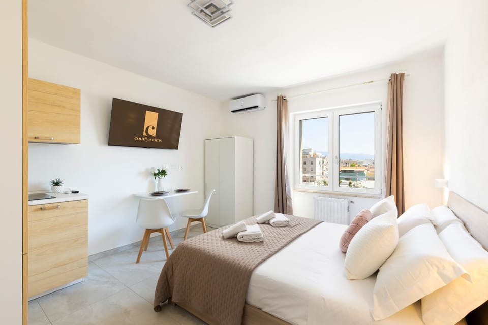 Bed, TV and multimedia, Photo of the whole room, Bedroom, air conditioner