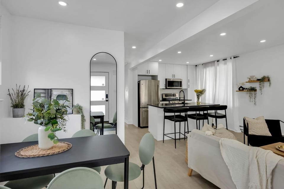 Modern 2BR Apt Near Downtown Ottawa FREE PARKING Apartment in Gatineau