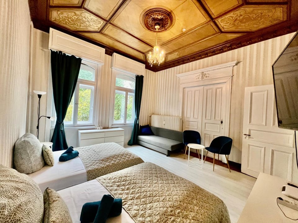 Bed, TV and multimedia, Photo of the whole room, Seating area, Bedroom