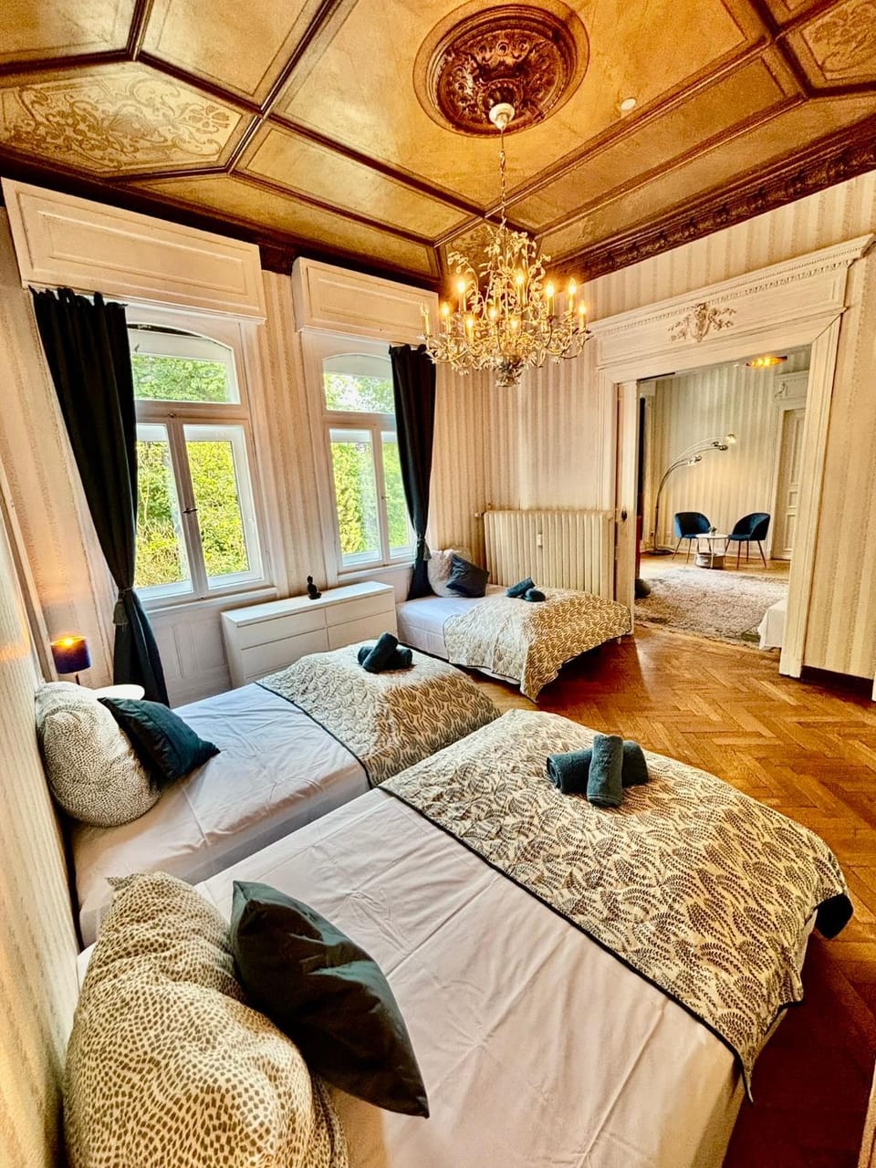 Bed, Living room, Photo of the whole room, Seating area, Bedroom
