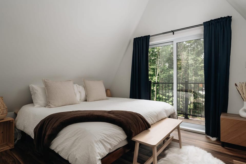 Bed, Photo of the whole room, Bedroom