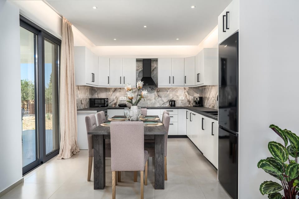 Kitchen or kitchenette, Dining area, oven, stove, toaster
