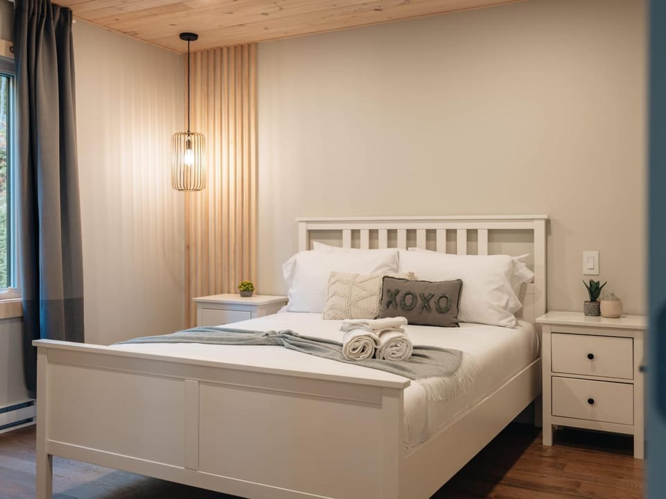 Le Montagnia escape to Tremblant with hot tub Chalet in Saint-Donat