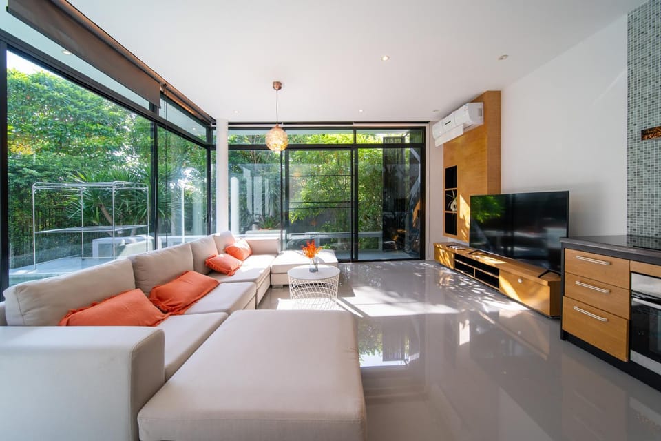 Communal lounge/ TV room, TV and multimedia, Living room, Seating area, Dining area