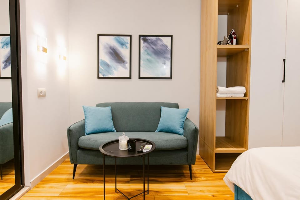 Bed, Living room, Photo of the whole room, Seating area, Bedroom, hair dresser, towels