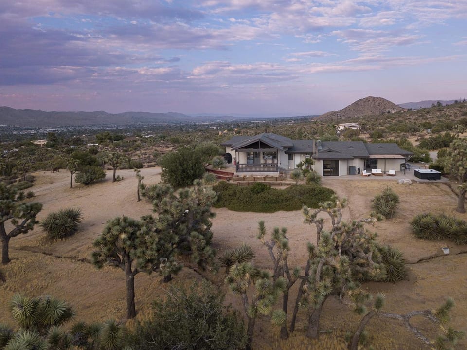 Modern Mosaics- Joshua Tree Chef Home On Hill Spa House in Yucca Valley