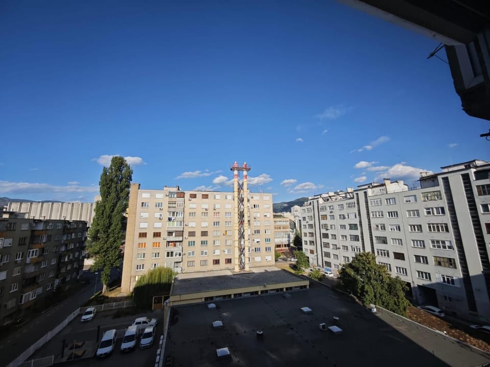 Property building, Day, Neighbourhood, Street view, Location, Parking
