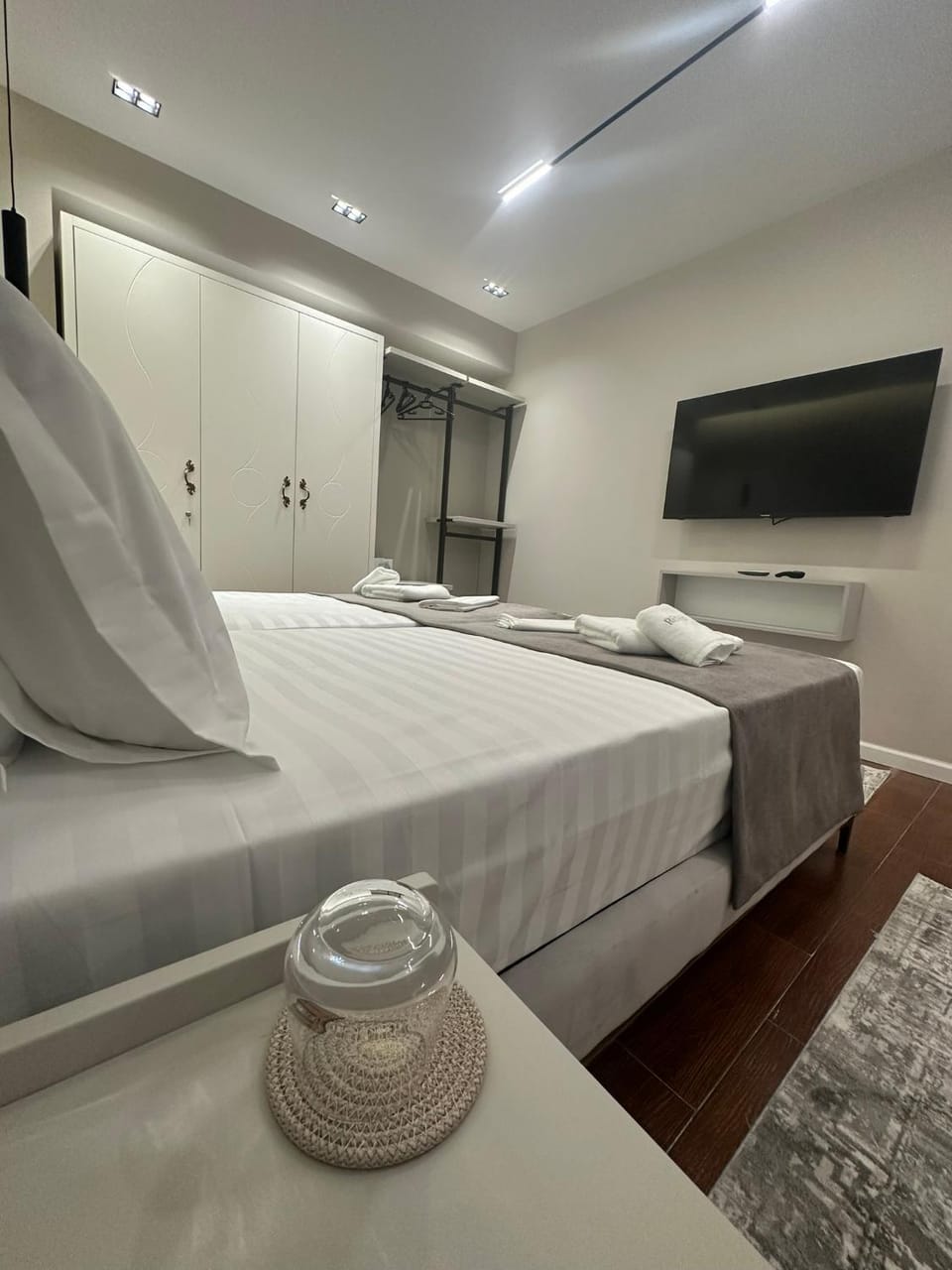 Bed, towels