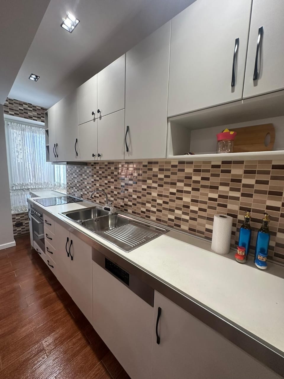 Kitchen or kitchenette, dishwasher, stove