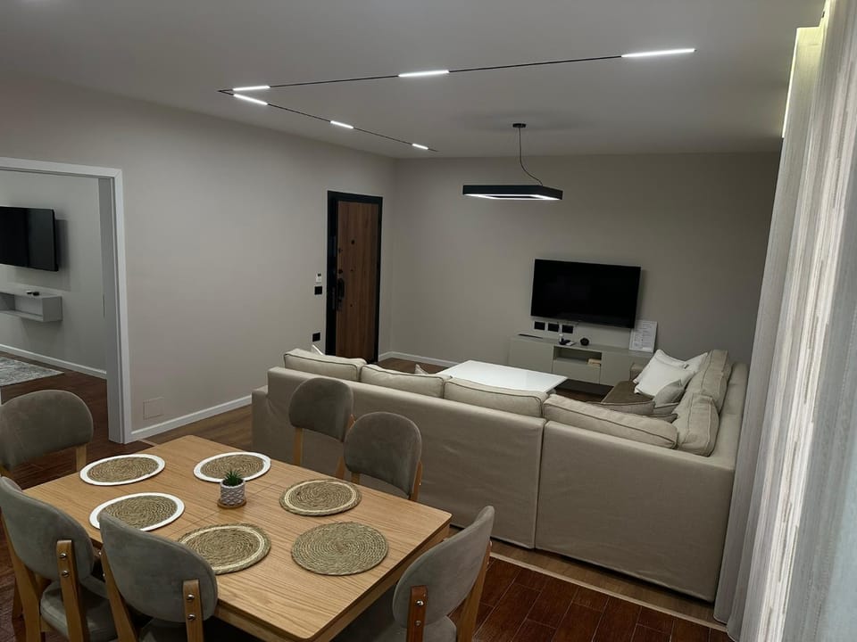 TV and multimedia, Living room, Seating area, Dining area