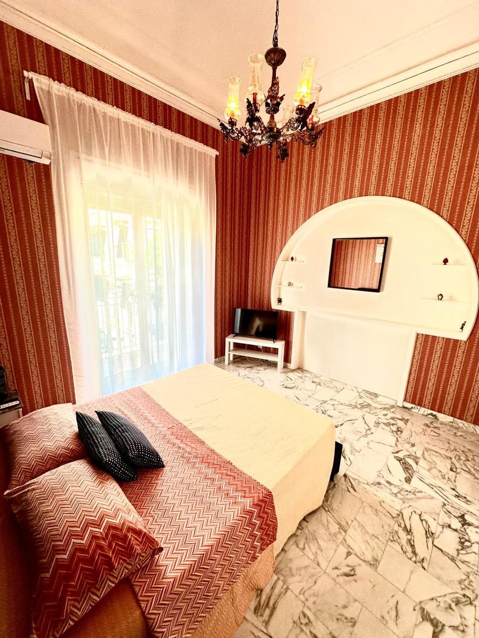 Bed, TV and multimedia, Photo of the whole room, Bedroom