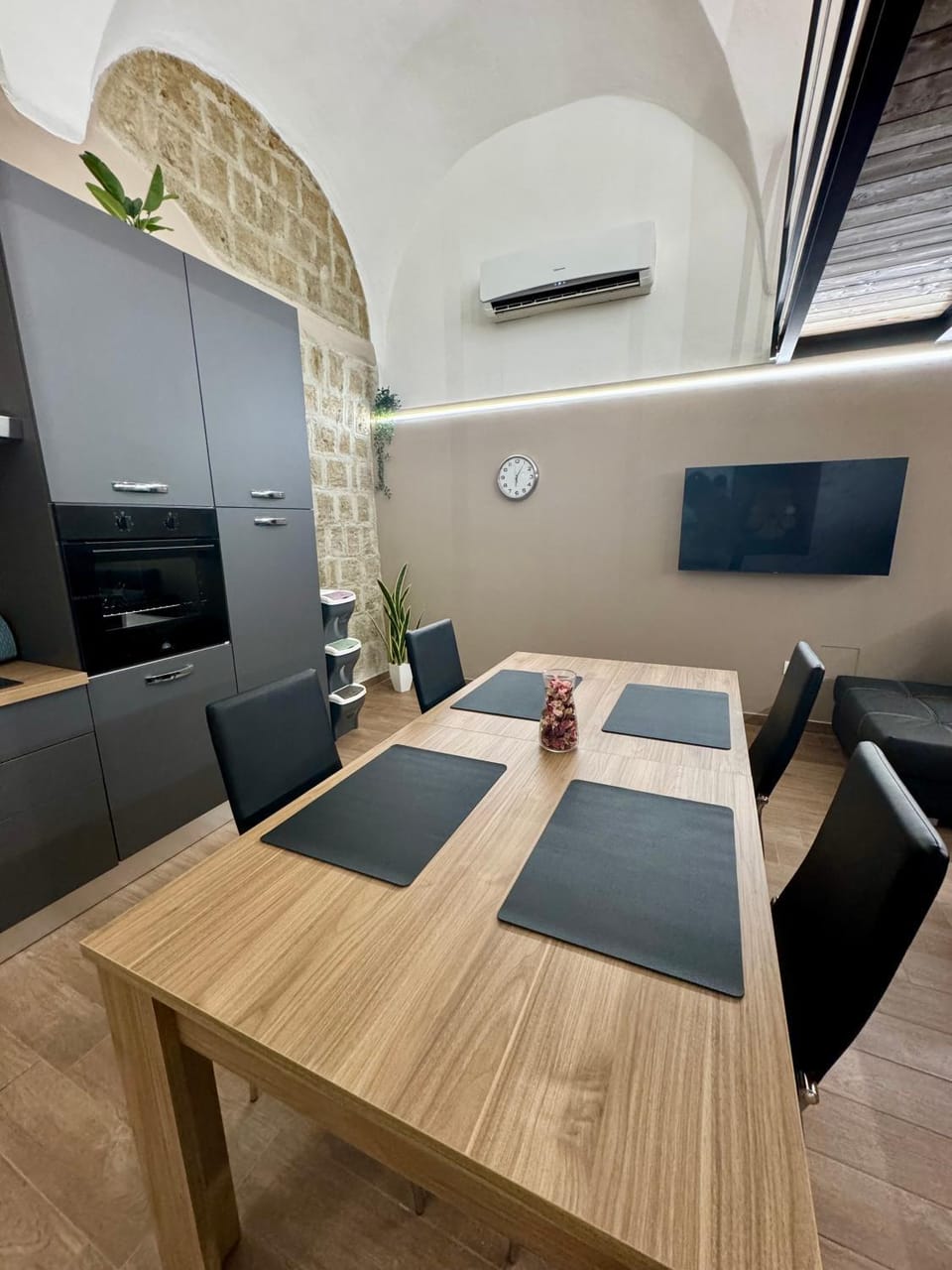 TV and multimedia, Kitchen or kitchenette, Living room, Dining area, air conditioner