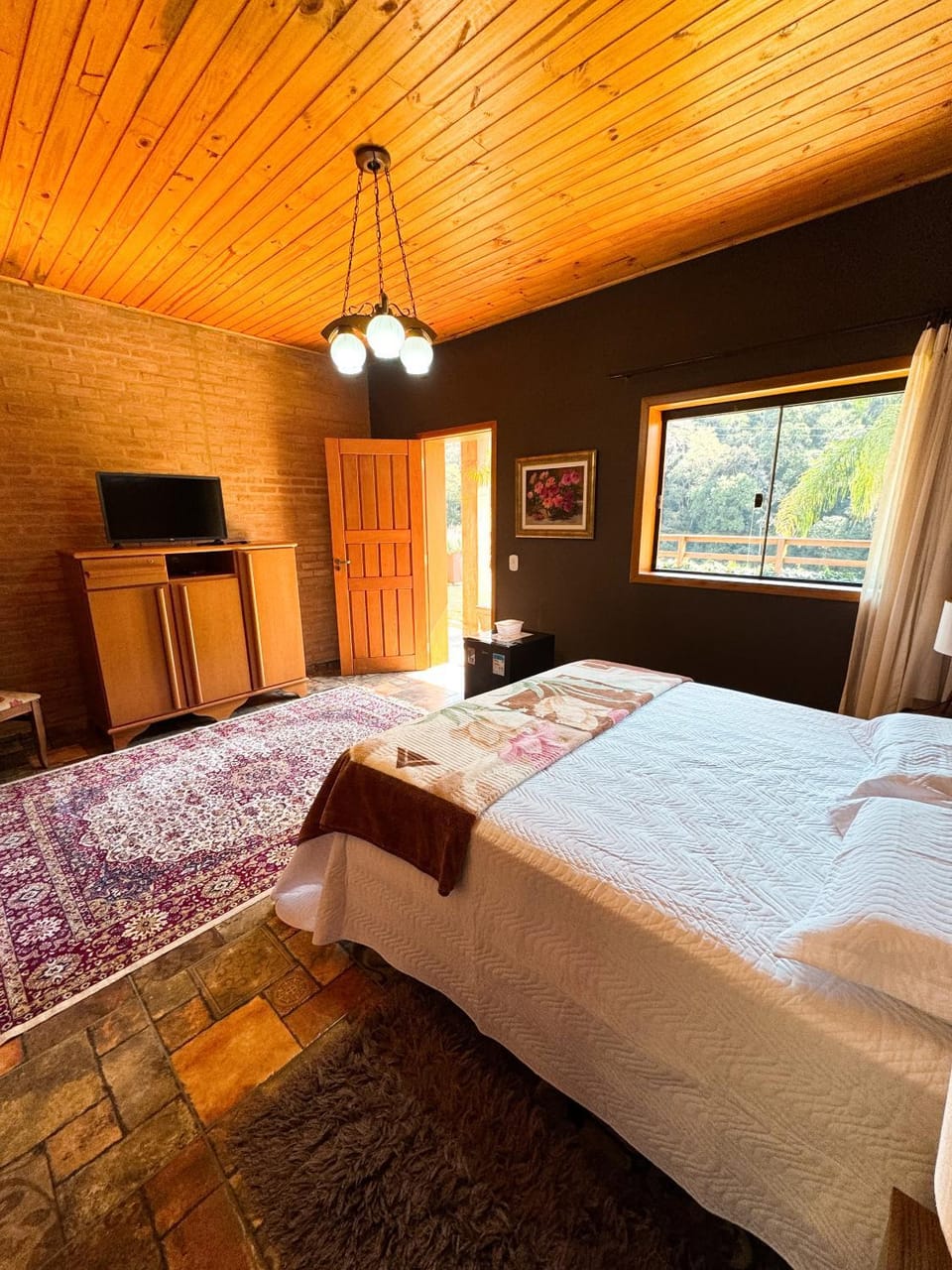 Bed, TV and multimedia, Photo of the whole room, Bedroom