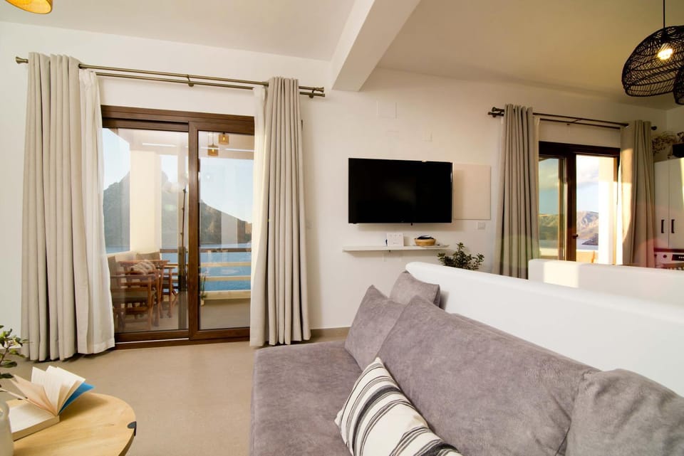 TV and multimedia, Balcony/Terrace, Living room, Seating area, Mountain view