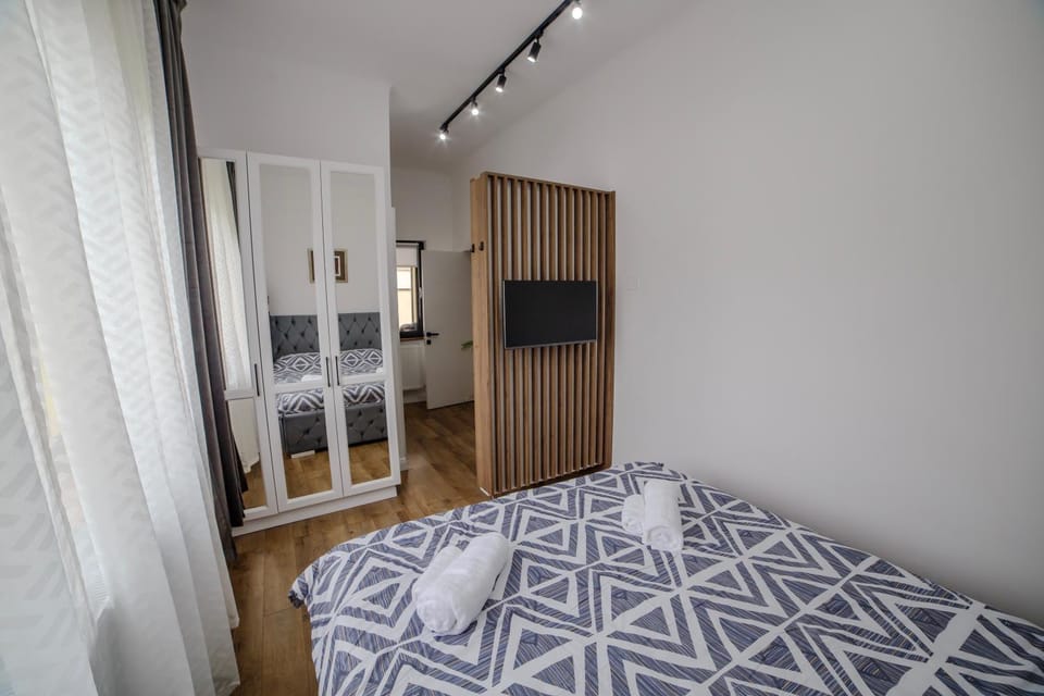 Communal lounge/ TV room, Bed, TV and multimedia, Photo of the whole room, Evening entertainment, Bedroom, wardrobe