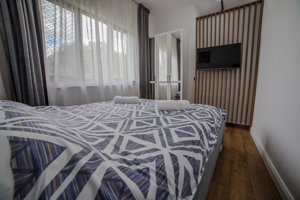 Communal lounge/ TV room, Bed, TV and multimedia, Photo of the whole room, Bedroom