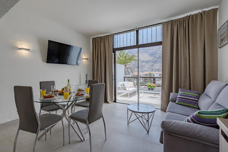 TV and multimedia, View (from property/room), Living room, Dining area, Mountain view