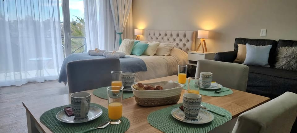 Bed, Photo of the whole room, Dining area