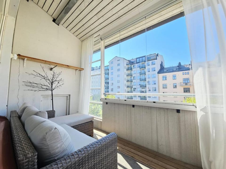 LuxCityhome 300m metro with glass balcony Apartment in Helsinki