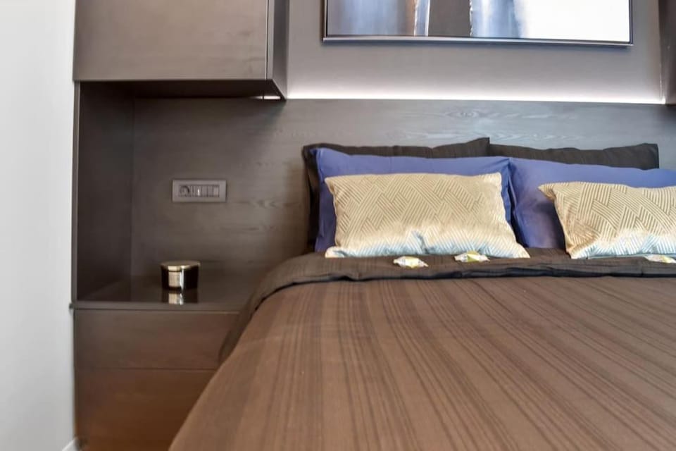 LAX Exquisite 1BR,1BATH -City Skyline Views Apartment in Bucharest