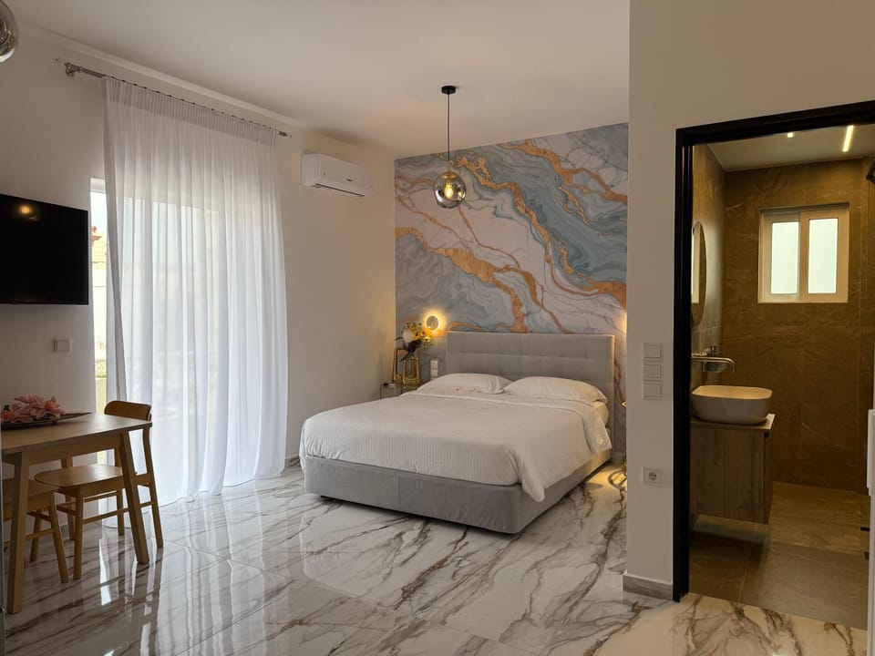 Bed, TV and multimedia, Photo of the whole room, Bedroom