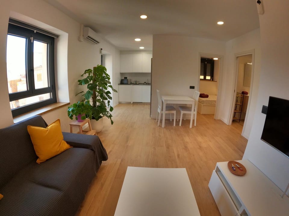 TV and multimedia, Kitchen or kitchenette, Living room, Seating area, Dining area