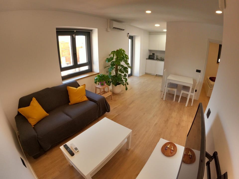 TV and multimedia, Kitchen or kitchenette, Living room, Seating area, Dining area