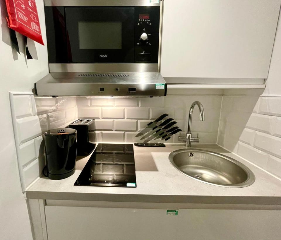 Coffee/tea facilities, Kitchen or kitchenette, minibar, stove