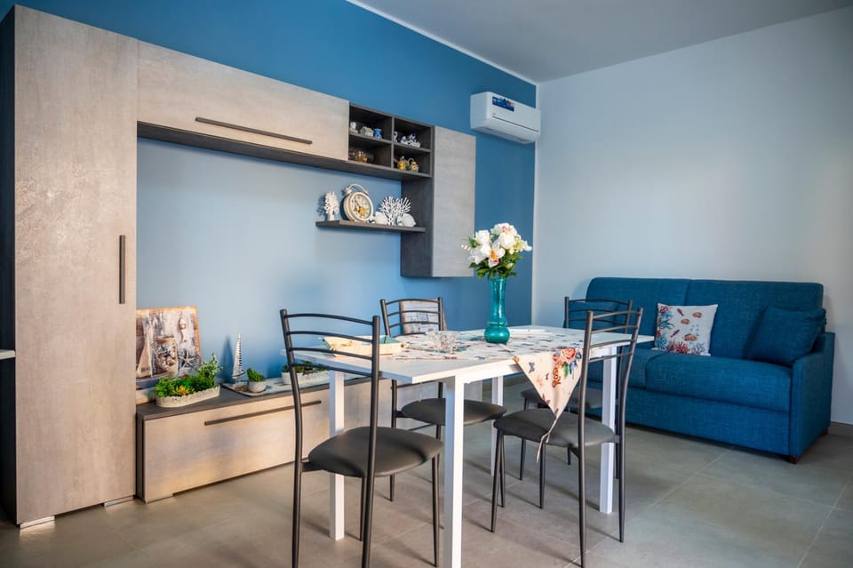 Kitchen or kitchenette, Dining area, air conditioner