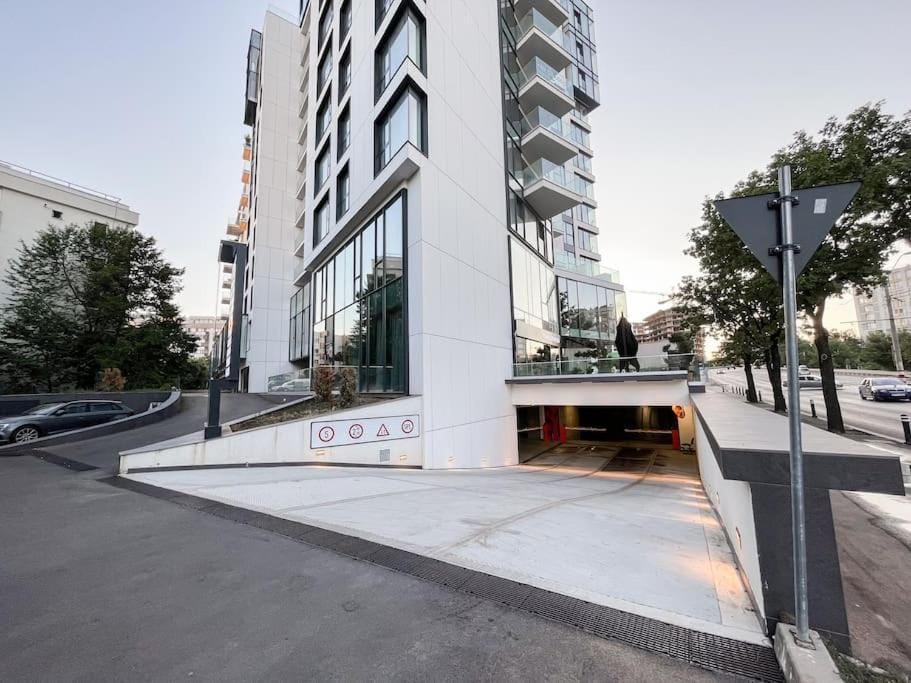 Luxurious Vibe In the Business Center, City Views Apartment in Bucharest