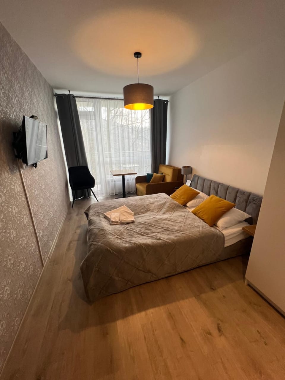 Photo of the whole room, Bedroom