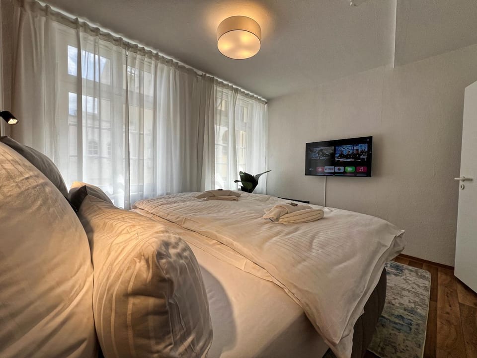 Bed, TV and multimedia, Photo of the whole room, Bedroom