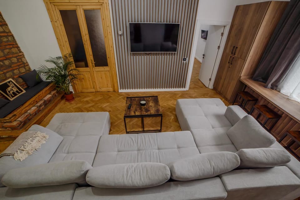 Communal lounge/ TV room, TV and multimedia, Living room, Seating area, Evening entertainment