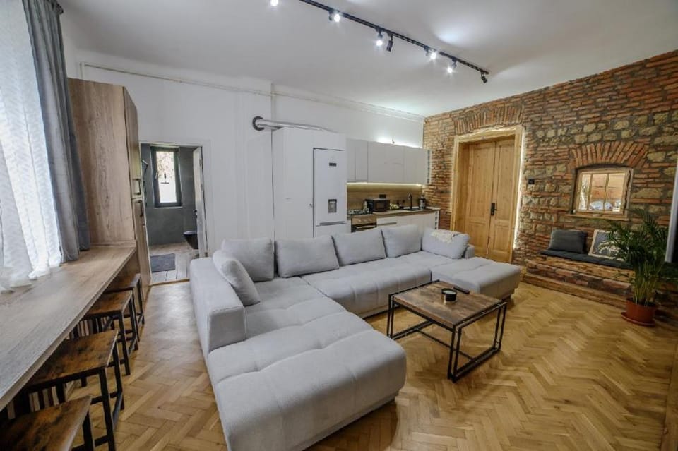 Kitchen or kitchenette, Living room, Seating area, Dining area, oven