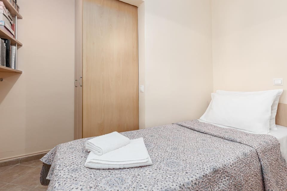 Bed, Photo of the whole room, Bedroom, towels