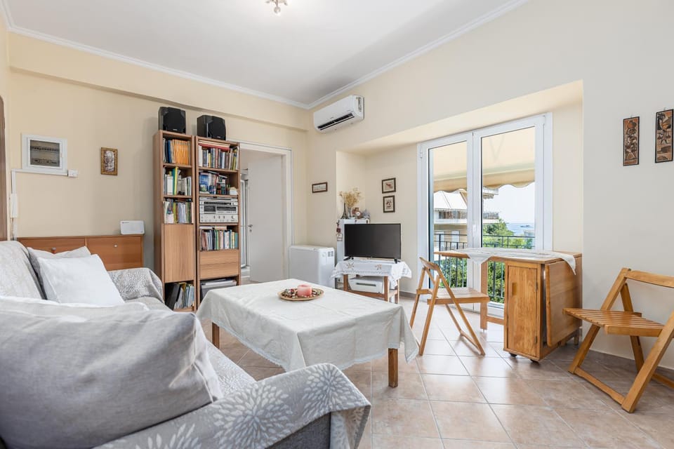 TV and multimedia, Living room, Seating area, Dining area, air conditioner