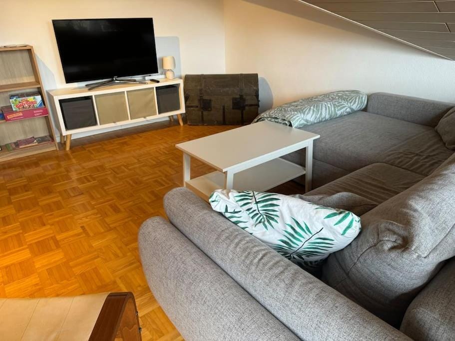 TV and multimedia, Living room, Seating area, Evening entertainment