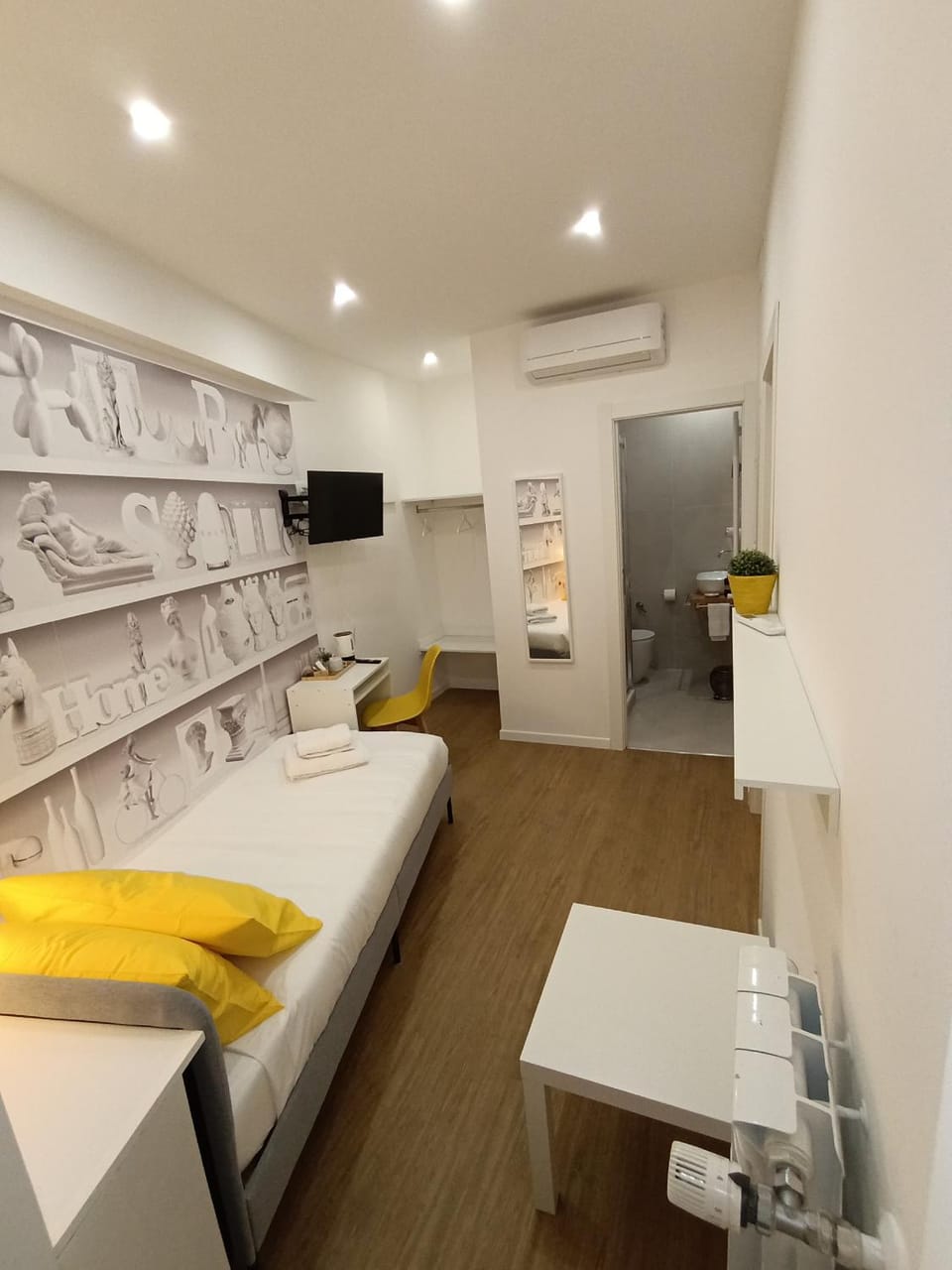 Bed, TV and multimedia, Photo of the whole room, Bedroom