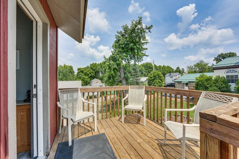 Updated New Kensington Home w/ Deck: 22 Mi to PGH! House in Allegheny River