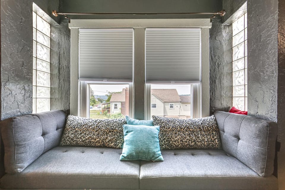 Updated New Kensington Home w/ Deck: 22 Mi to PGH! House in Allegheny River