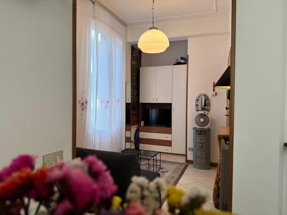 TV and multimedia, Living room, Seating area, Evening entertainment